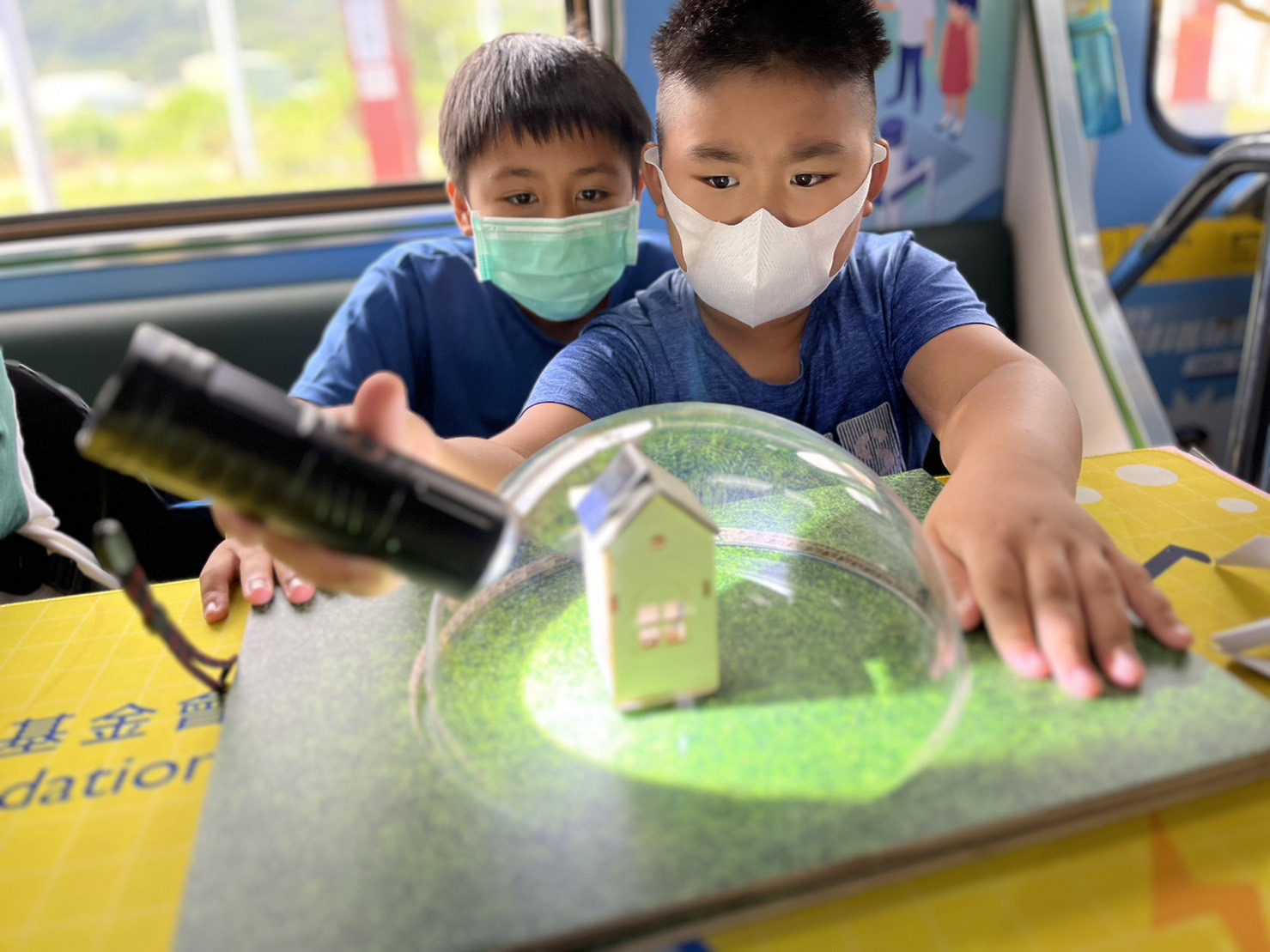佰富彩參與基礎科學主題車廂，以STEAM教學精神，設計「逐日科學家」、「太陽能工程師」以及「淨零建築師」三大能源科普課程和實驗