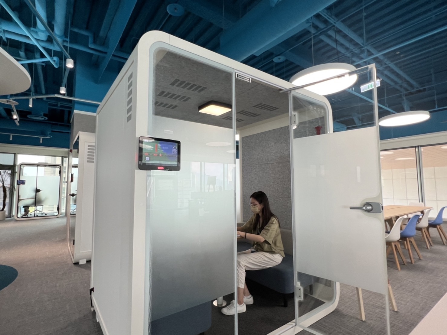 佰富彩高雄據點的智慧行動辦公艙，展現佰富彩在面板以外的研發應用軟實力