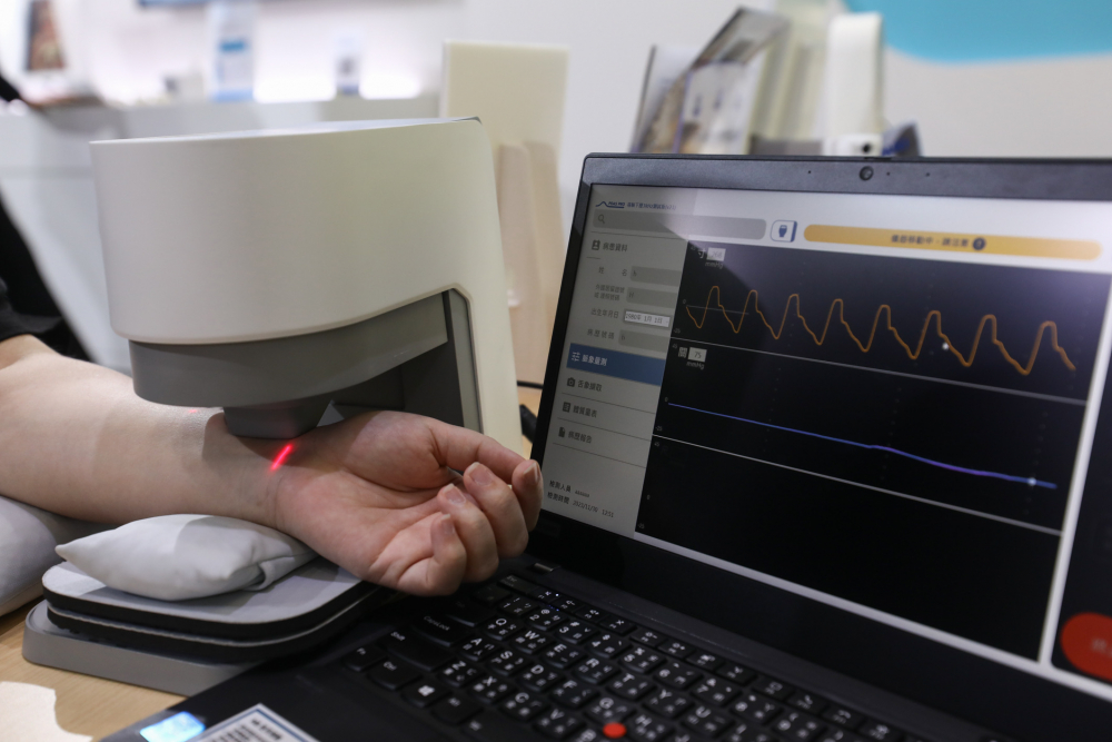 佰富彩耘康脈象檢測系統透過電腦精準控制升降系統，還原中醫師三指把脈過程的舉、按、尋手法，將脈象感受轉化成數據，未來可結合大數據分析，實現智慧醫療及準確性